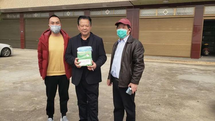 2月26日,第四站,祁东县侨企——伍府出口贸易公司,为复工复产企业捐送口罩。