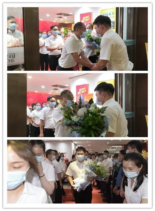 技术副总裁兼供应中心副总裁带领经营班子向郭晋安总裁献花