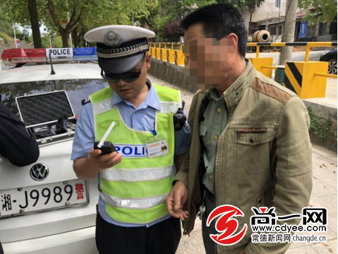 常德经开区交警在枉水一桥莲池路段设卡对过往车辆进行酒驾检查。通讯员 王媛媛 摄