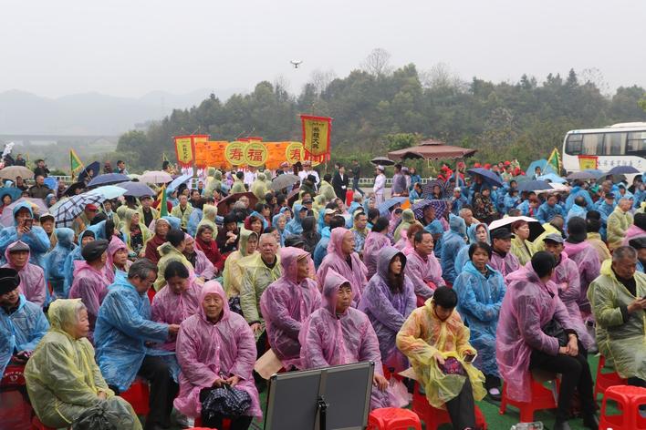 岳阳数百市民集体公祭缅怀先人