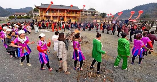 桃源县牛车河镇举办年货文化节,文化志愿者们为当地群众带来文艺汇演