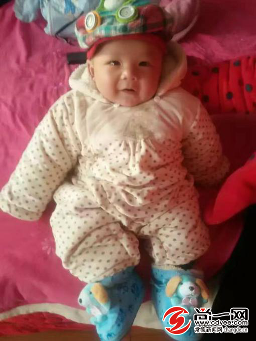 小栎栎四个月时的照片。由吴燕、黄新夫妇提供