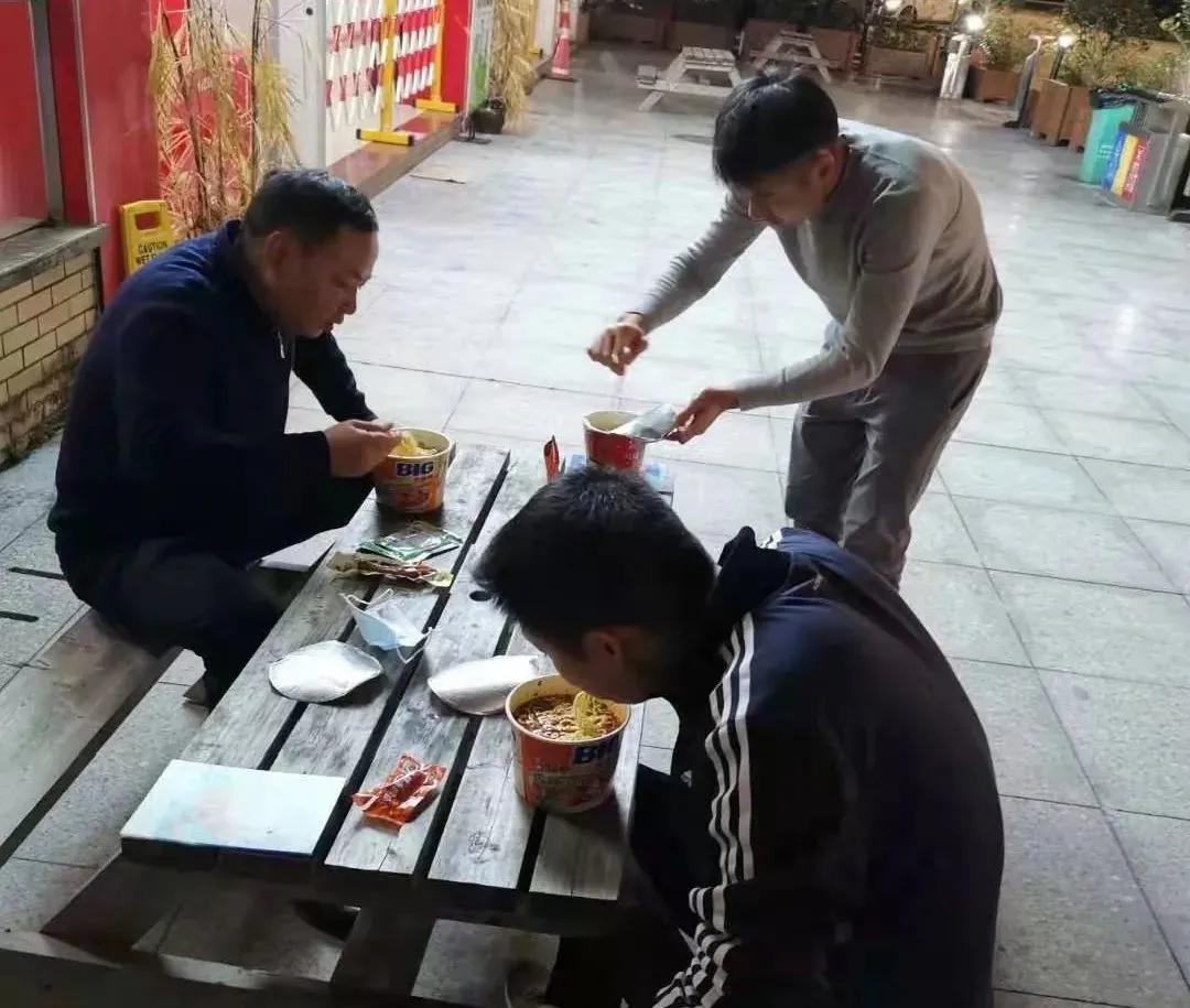 连续作战20几个小时,民警在高速服务区泡面充饥