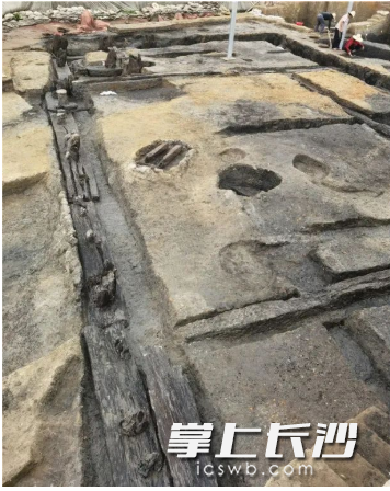 湖南澧县鸡叫城遗址基槽内铺垫的木板。湖南省文物考古研究所供图
