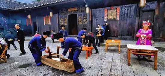 老司岩打糍粑过土家年