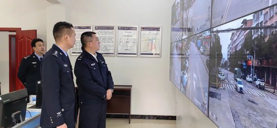 在东安县公安局芦洪市派出所综合指挥室视频巡查道路交通安全风险隐患