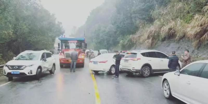 平伍公路发生近20台车辆连环相撞事故