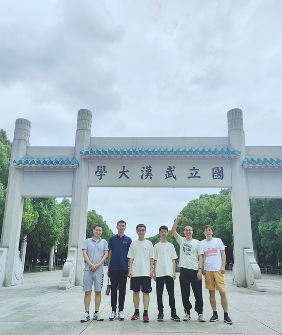 (图为中国集训队在武汉大学合影。)