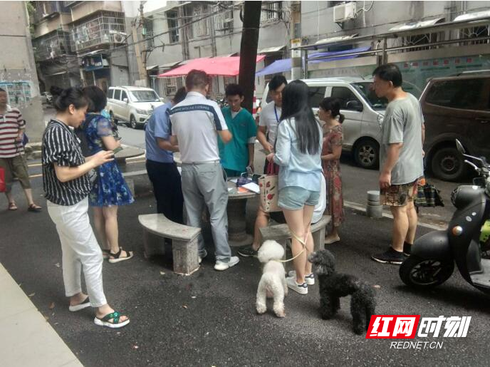 长沙市公安局芙蓉分局朝阳街派出所与治安支队联合宠物医院来到人民新村社区现场为居民宠物办理养犬登记手续、注射狂犬疫苗。