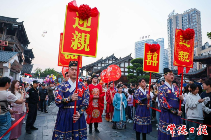 10月5日，明制婚礼迎亲队伍亮相常德河街，引得众多游客驻足围观&nbsp; &nbsp;常德日报记者 蔡文龙 摄