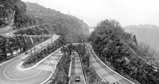 矮寨盘山公路,是有名的公路奇观。现路面被涂上颜色,高空俯视,像斑斓的巨蟒。 图/卢七星