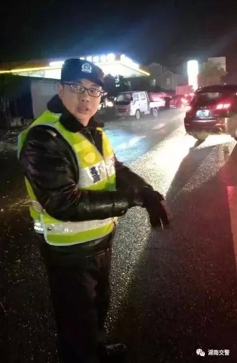 永顺交警队长春运期连续工作21小时 累倒在雪夜马路上