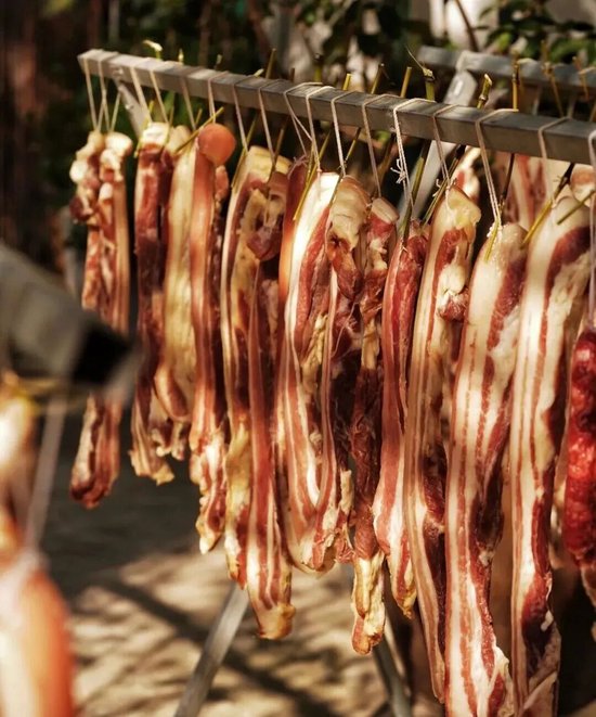 在冬日暖阳下，晾晒腊肉