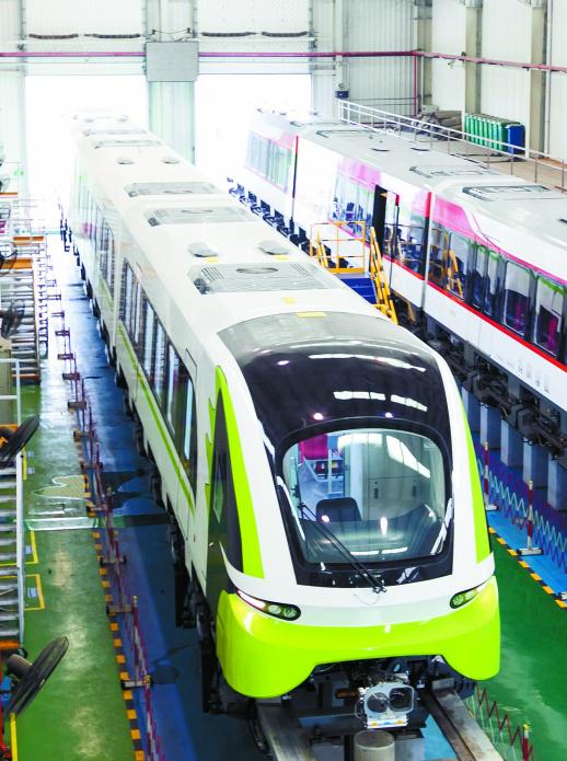 6月13日，拥有完全自主知识产权的中国首列商用磁浮2.0版列车，在中车株洲电力机车有限公司下线。通讯员 摄