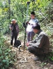 调查队使用手持三维激光扫描仪设备采集植株的底层数据信息。