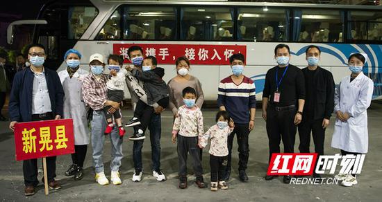 从荆州回新晃的这几位旅客上车前不忘与接他们回家的工作人员留个影。