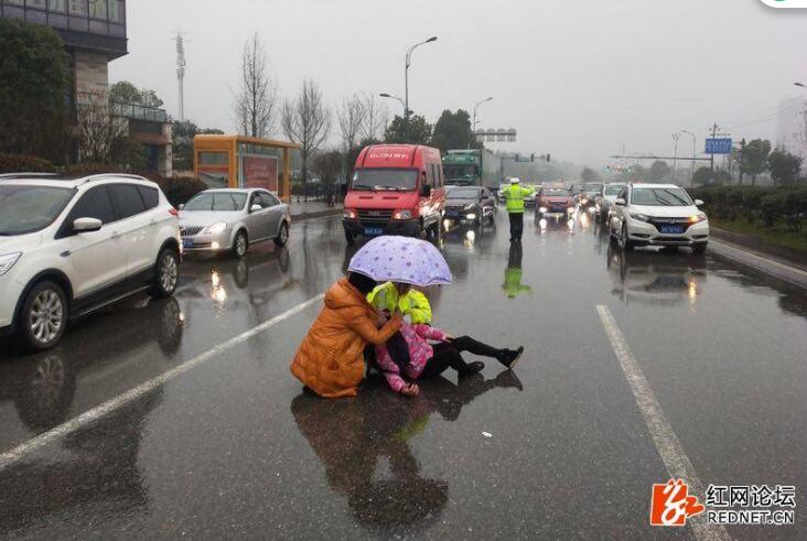 高峰时，长沙县交警彭彬单膝跪冰雨中半小时托住受伤的路人，蔡轶为了避免二次受伤在远处疏导交通。