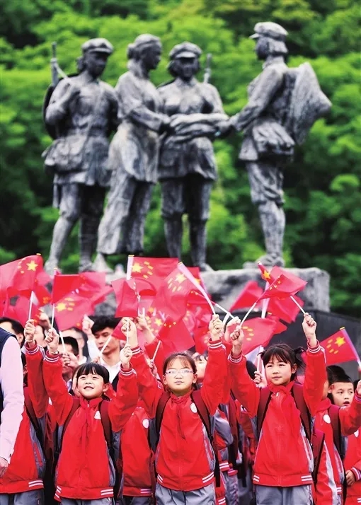 ▲ 4月10日，汝城县文明瑶族乡沙洲瑶族村，群众齐唱《唱支山歌给党听》《党啊，亲爱的妈妈》等歌曲，抒发对中国共产党的深情。黄春涛 摄