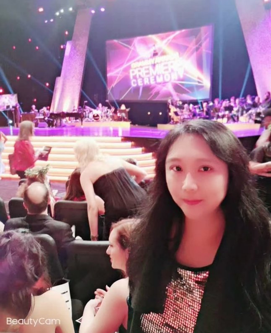 张正馨女士在格莱美奖颁奖典礼现场