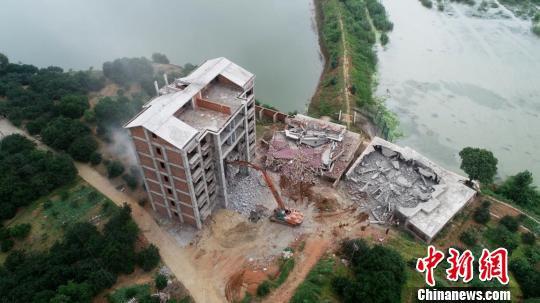 两栋别墅已夷为平地,旁边小高层即将轰倒 廖文 摄