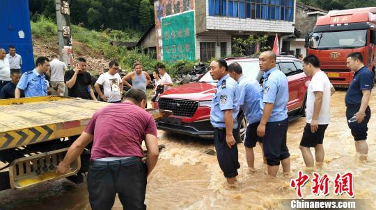 益阳桃江遭受强降雨天气,致道路被洪水淹没。 李成刚 摄