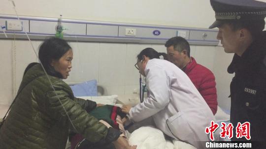 小李在新化天河医院接受救治。　通讯员 邓建群　摄