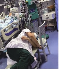 8月16日，照片中长沙市中心医院医生晏木云为了更好地救治一名有机磷农药中毒的患者，和衣躺在三张凳子拼的临时“床”上休息。
