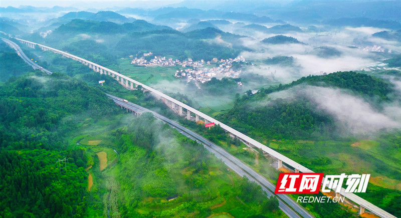 张吉怀高铁串起张家界、芙蓉镇、凤凰古城等众多著名风景区，被誉为“湘西最美高铁”。