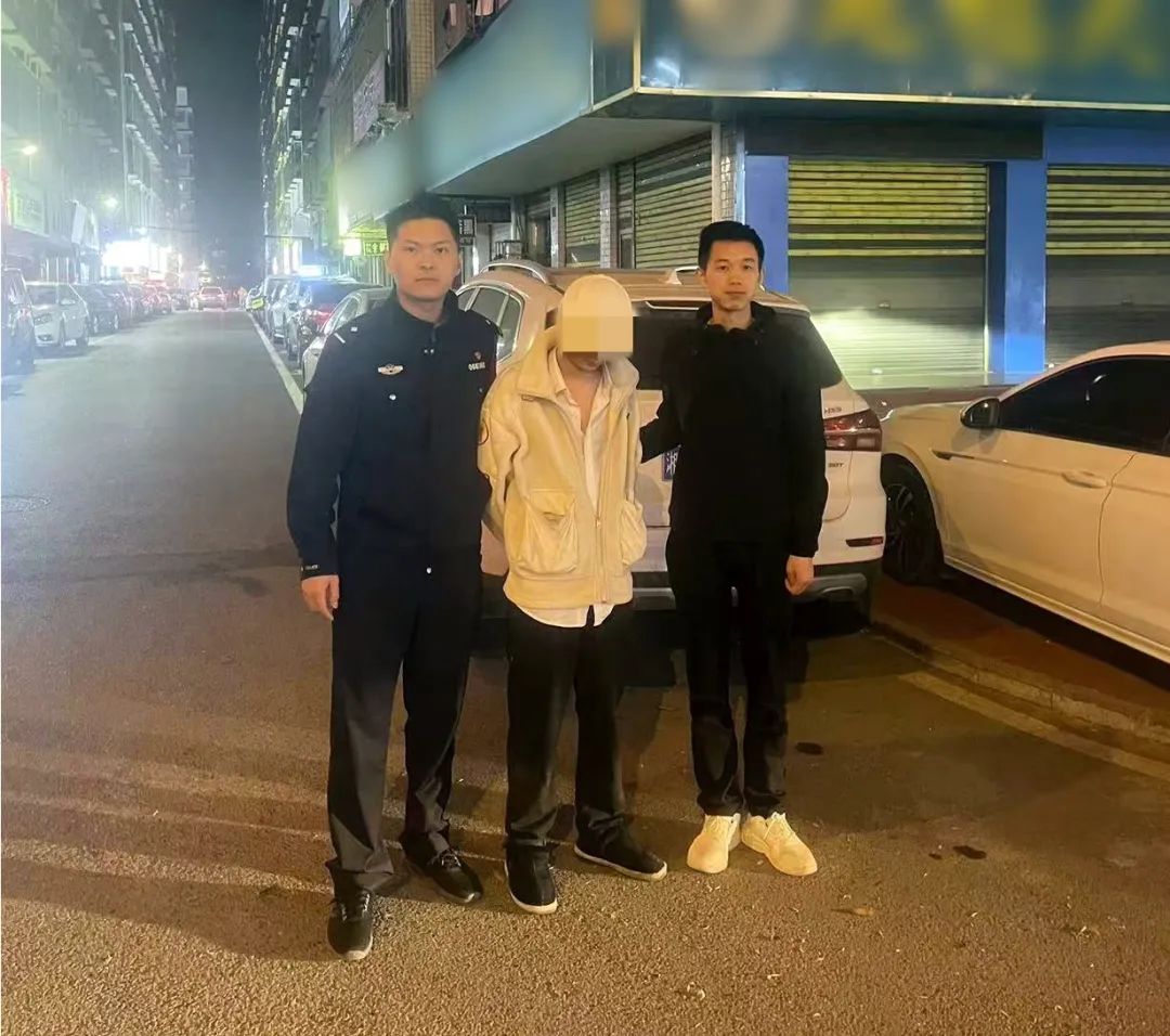 办案民警抓获犯罪嫌疑人邓某