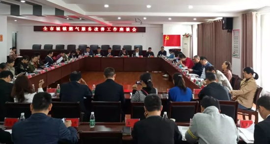 会上,岳阳华润燃气有限公司副总经理方群就公司客户服务工作情况做专项汇报。