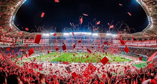 长沙贺龙体育场，现场球迷呐喊助威