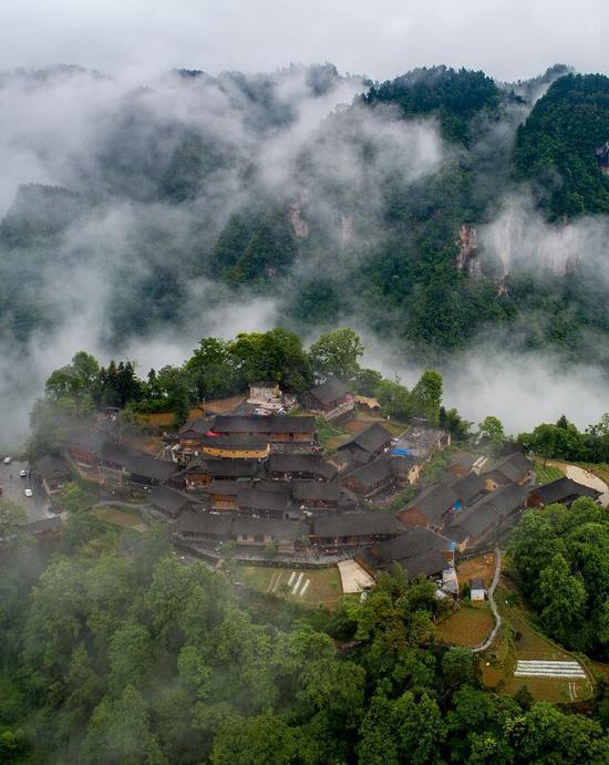 云遮雾绕下的十八洞梨子寨,晃如仙境一般。石林荣摄