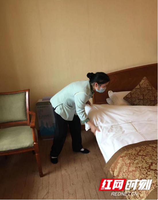 长沙通程国际大酒店房务部经理徐欢和楼层主任谢小芳，放下对孩子的担心，从家里赶回酒店铺排部门工作。