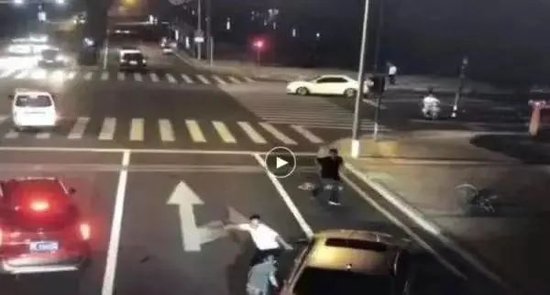 ▲“昆山反杀案”案发现场监控截图。