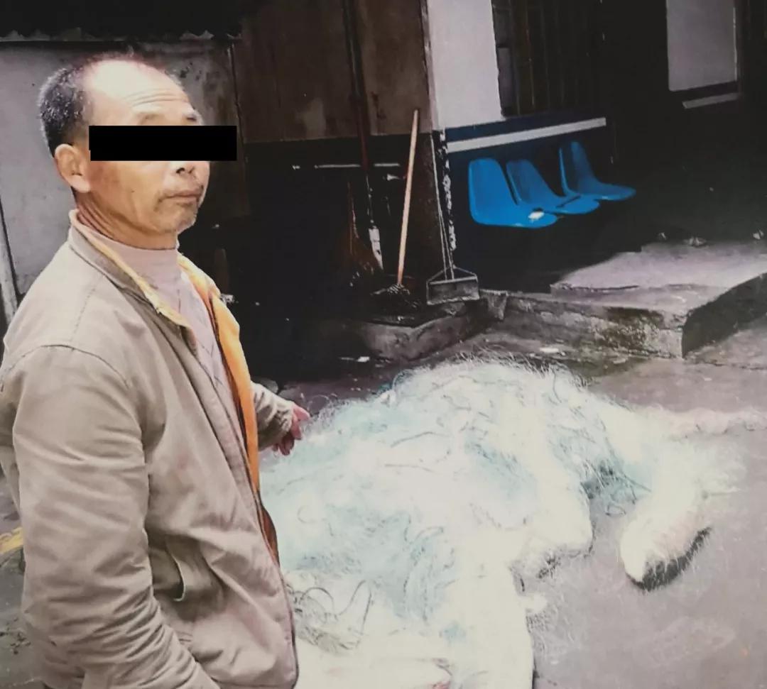 ▲犯罪嫌疑人刘某及其捕鱼工具