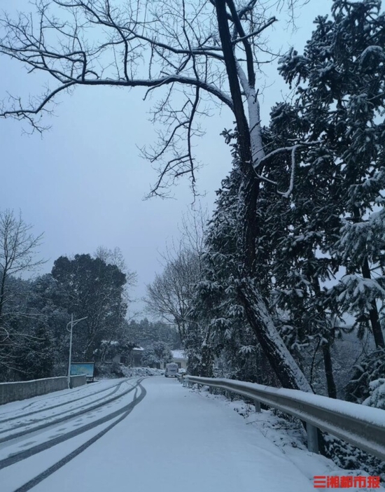 （国道G353张家界双峰山路段，雪后路面出现积雪，山林白茫茫一片。 通讯员 廖春花 摄）