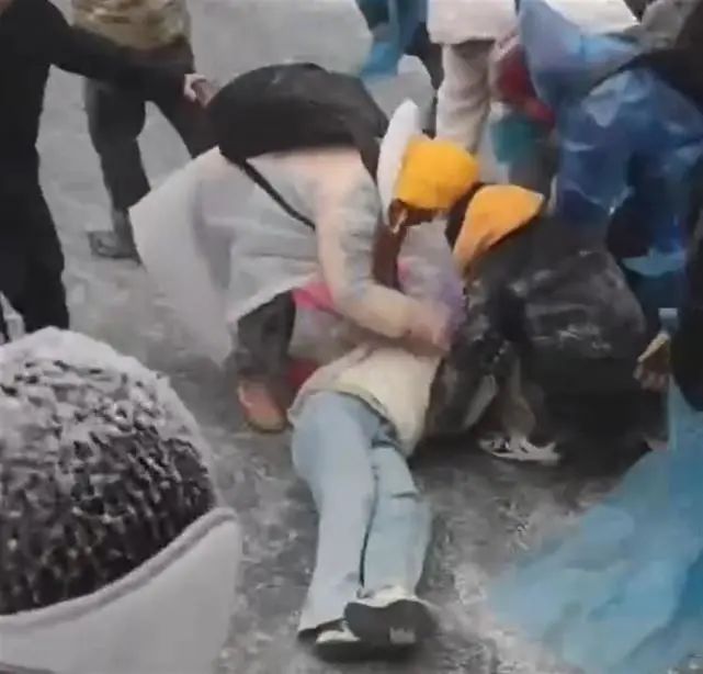 女子倒地抽搐（视频截图）