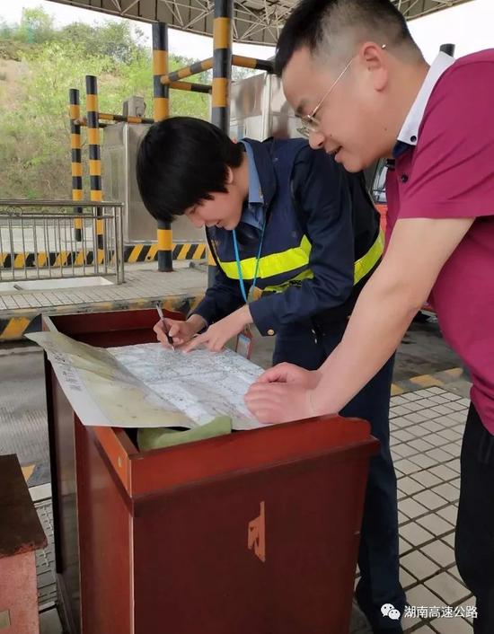 海归老人、外国驴友遇囧途 长沙收费员热心相