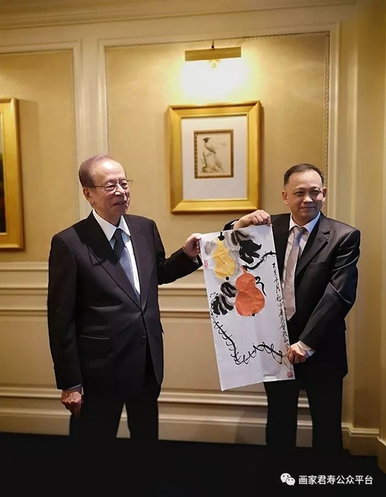 日本前首相福田康夫先生向君寿学习绘画