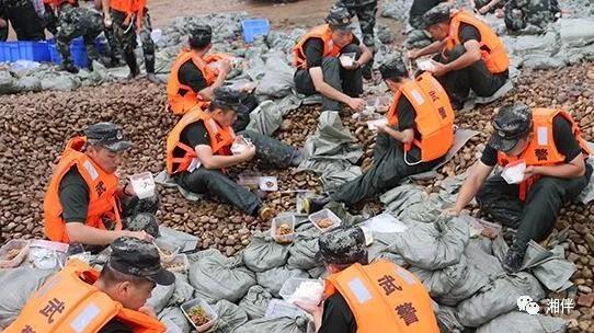 7月8日，常德津市降雨不断，涔水水位持续走高，武警常德支队再次调集160名官兵，驰援一线。