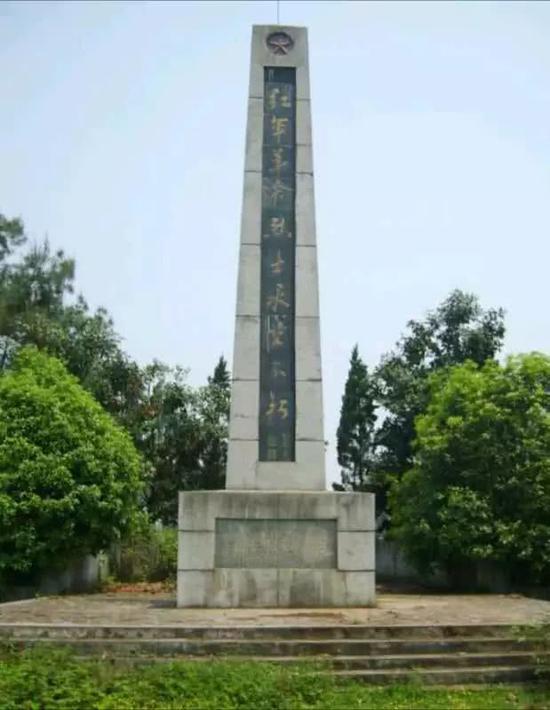 新中国成立后当地政府修建的红军革命烈士纪念碑，图源网络