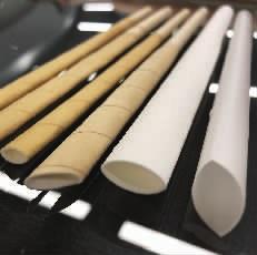 2月9日,记者拔取6家奶茶店的吸管进行测评。将6根吸管放入约50摄氏度的温水两小时后并压瘪,仅一点点的吸管未变形。(从左到右依次为肯德基、星巴克、麦当劳、必胜客、茶颜悦色、一点点)记者 黄亚苹 摄