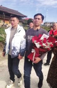 徐礼盼(右)与弟弟奉田波一起走在回家路上。