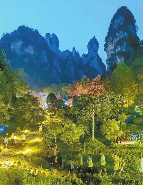 游人在张家界国家森林公园金鞭溪景区夜游