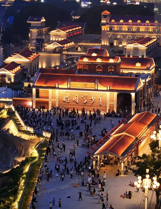 (恰同学少年广场夜景氛围感十足。图片来源网络)