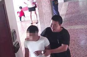  （5 月 13 日，宁乡市，抓住犯罪嫌疑人高某的民警周志红一脸笑容。视频截图）