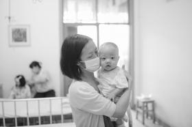 7月6日上午，在湖南省儿童医院普外一科肝移植病房，向女士抱着8个月大的儿子楠楠，楠楠不时地挥动着双臂，对妈妈微笑。 图/潇湘晨报记者 辜鹏博