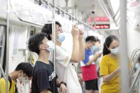 6月28日,长沙地铁3号线,乘客在地铁列车上拍摄全程站点。组图/记者谢长贵