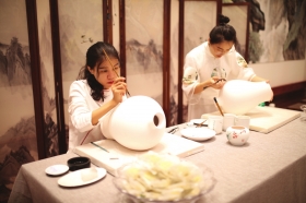 8月22日,“潇湘五彩·瓷茶风云”湖南省瓷茶产业融合发展大会暨文旅推广活动在长沙启幕。图为工艺师在现场展示陶瓷制作过程。 图/马栏山文创投