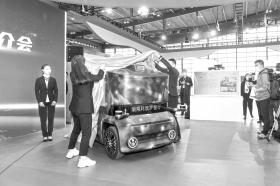 湖南阿波罗智行公司发布了最新的无人售货车。 
